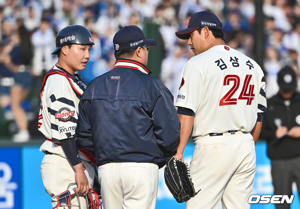 10일 부산 사직구장에서 2024 신한 SOL 뱅크 KBO 리그 롯데 자이언츠와 삼성 라이온즈의 경기가 열렸다. 부상에서 돌아온 김헌곤과 출산휴가를 마친 맥키넌까지 더해진 타선의 힘에 불펜의 안정감을 더한 삼성은 코너를 선발로 내세워 4연승에 도전하고, 롯데는 분위기 반전을 위해 ‘사직 아이돌’ 김민석을 1군으로 불렀고 ‘사직예수’ 윌커슨이 선발로 나섰다.롯데 자이언츠 김태형 감독이 8회초 무사 1,2루 삼성 라이온즈 강민호 타석때 마운드에 올라 김상수와 얘기를 하고 있다. 2024.04.10 / foto0307@osen.co.kr