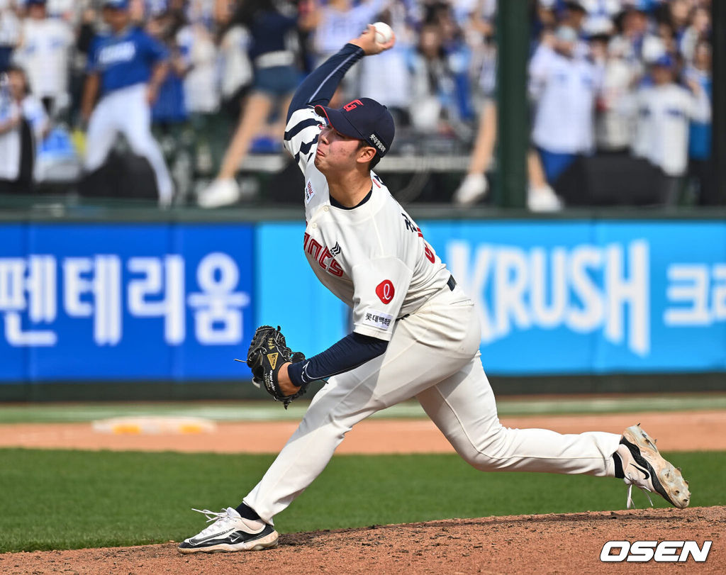 10일 부산 사직구장에서 2024 신한 SOL 뱅크 KBO 리그 롯데 자이언츠와 삼성 라이온즈의 경기가 열렸다. 부상에서 돌아온 김헌곤과 출산휴가를 마친 맥키넌까지 더해진 타선의 힘에 불펜의 안정감을 더한 삼성은 코너를 선발로 내세워 4연승에 도전하고, 롯데는 분위기 반전을 위해 ‘사직 아이돌’ 김민석을 1군으로 불렀고 ‘사직예수’ 윌커슨이 선발로 나섰다.롯데 자이언츠 전미르가 역투하고 있다. 2024.04.10 / foto0307@osen.co.kr