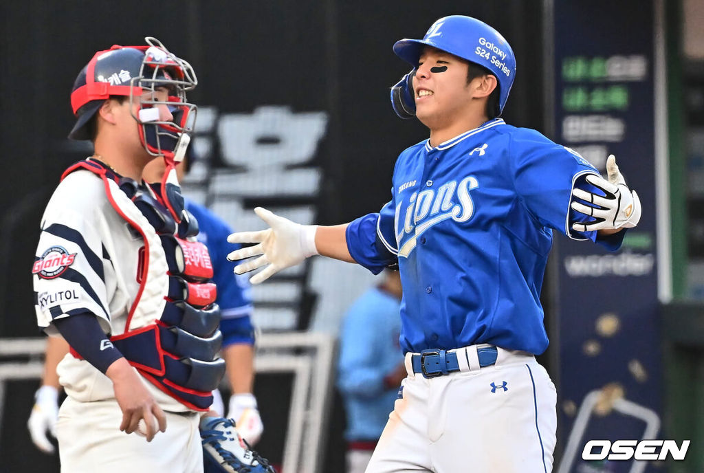 10일 부산 사직구장에서 2024 신한 SOL 뱅크 KBO 리그 롯데 자이언츠와 삼성 라이온즈의 경기가 열렸다. 부상에서 돌아온 김헌곤과 출산휴가를 마친 맥키넌까지 더해진 타선의 힘에 불펜의 안정감을 더한 삼성은 코너를 선발로 내세워 4연승에 도전하고, 롯데는 분위기 반전을 위해 ‘사직 아이돌’ 김민석을 1군으로 불렀고 ‘사직예수’ 윌커슨이 선발로 나섰다.삼성 라이온즈 김영웅이 연장 10회초 2사 1루 우월 2점 홈런을 치고 세리머니를 하고 있다. 2024.04.10 / foto0307@osen.co.kr