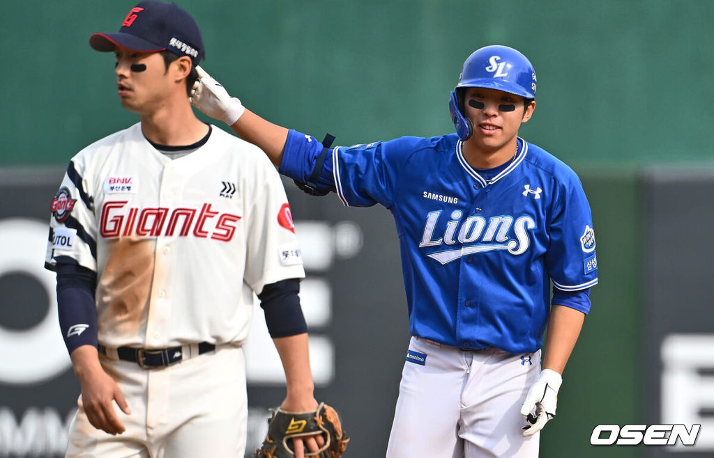 10일 부산 사직구장에서 2024 신한 SOL 뱅크 KBO 리그 롯데 자이언츠와 삼성 라이온즈의 경기가 열렸다. 부상에서 돌아온 김헌곤과 출산휴가를 마친 맥키넌까지 더해진 타선의 힘에 불펜의 안정감을 더한 삼성은 코너를 선발로 내세워 4연승에 도전하고, 롯데는 분위기 반전을 위해 ‘사직 아이돌’ 김민석을 1군으로 불렀고 ‘사직예수’ 윌커슨이 선발로 나섰다.삼성 라이온즈 김영웅이 6회초 1사 1루 우익수 오른쪽에 떨어지는 2루타를 치고 세리머니를 하고 있다. 2024.04.10 / foto0307@osen.co.kr