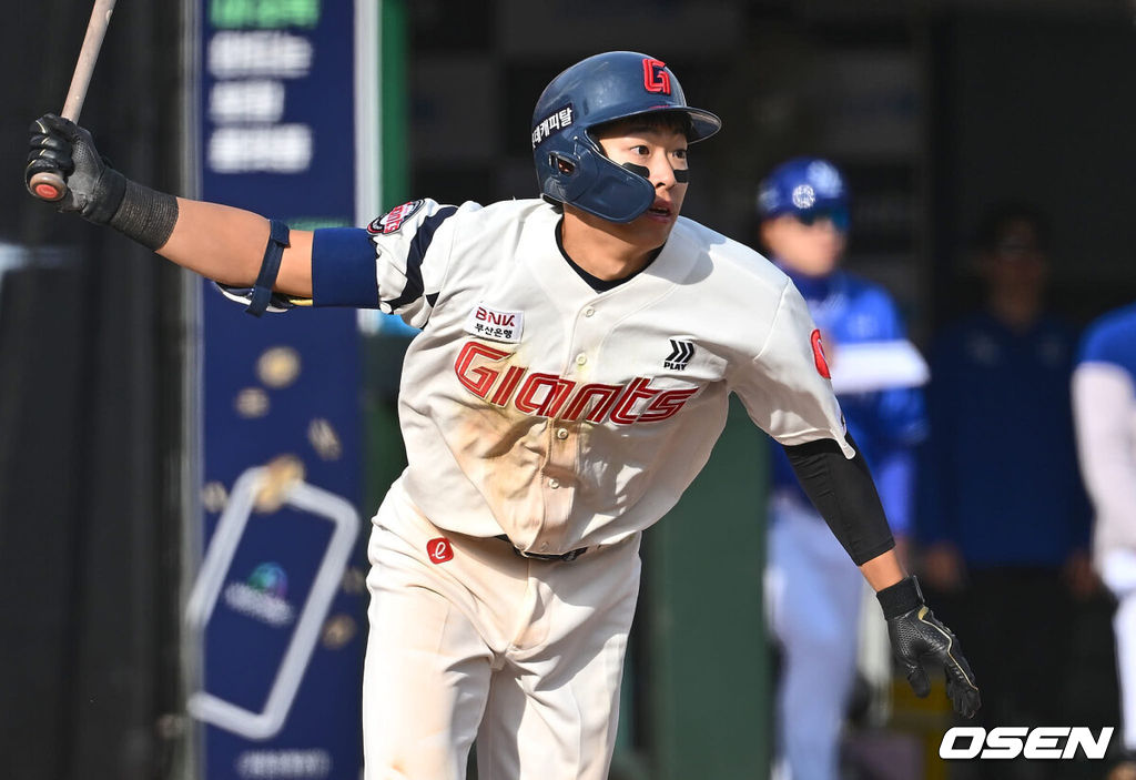 10일 부산 사직구장에서 2024 신한 SOL 뱅크 KBO 리그 롯데 자이언츠와 삼성 라이온즈의 경기가 열렸다. 부상에서 돌아온 김헌곤과 출산휴가를 마친 맥키넌까지 더해진 타선의 힘에 불펜의 안정감을 더한 삼성은 코너를 선발로 내세워 4연승에 도전하고, 롯데는 분위기 반전을 위해 ‘사직 아이돌’ 김민석을 1군으로 불렀고 ‘사직예수’ 윌커슨이 선발로 나섰다.롯데 자이언츠 김민석이 6회말 2사 3루 1타점 우전 안타를 치고 있다. 2024.04.10 / foto0307@osen.co.kr