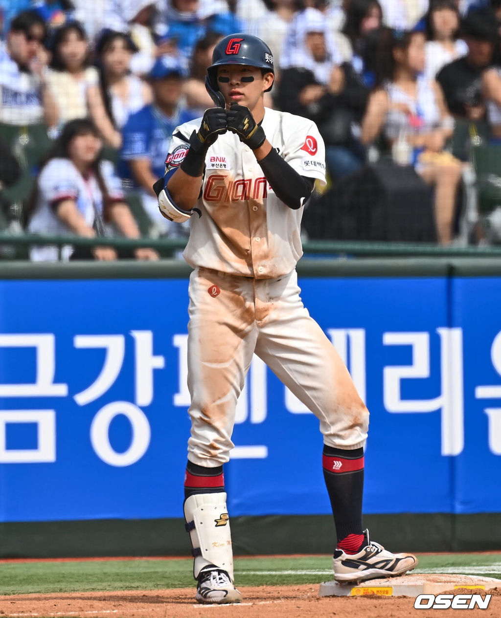 10일 부산 사직구장에서 2024 신한 SOL 뱅크 KBO 리그 롯데 자이언츠와 삼성 라이온즈의 경기가 열렸다. 부상에서 돌아온 김헌곤과 출산휴가를 마친 맥키넌까지 더해진 타선의 힘에 불펜의 안정감을 더한 삼성은 코너를 선발로 내세워 4연승에 도전하고, 롯데는 분위기 반전을 위해 ‘사직 아이돌’ 김민석을 1군으로 불렀고 ‘사직예수’ 윌커슨이 선발로 나섰다.롯데 자이언츠 김민석이 3회말 무사 중견수 오른쪽 넘기는 3루타를 치고 세리머니를 하고 있다. 2024.04.10 / foto0307@osen.co.kr