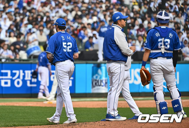 삼성 라이온즈 코너가 4회초 교체되고 있다. 2024.04.10 / foto0307@osen.co.kr