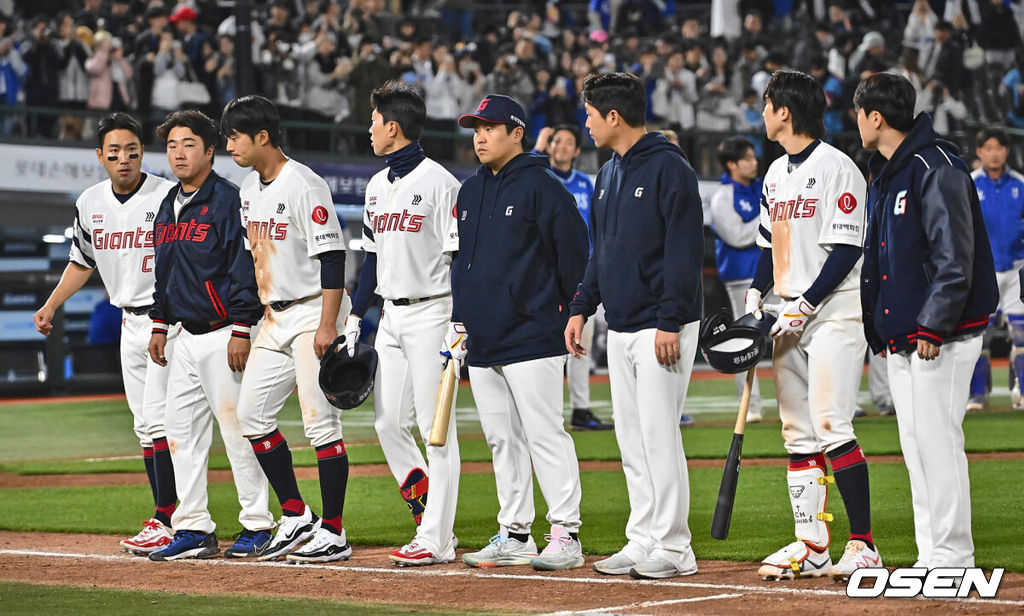 11일 부산 사직구장에서 2024 신한 SOL 뱅크 KBO 리그 롯데 자이언츠와 삼성 라이온즈의 경기가 열렸다. 3연전 스윕을 위해 삼성 라이온즈는 레예스를 선발로 스윕패를 막으려는 롯데 자이언츠는 이인복을 선발로 내세웠다.롯데 자이언츠 선수들이 삼성 라이온즈에 3연패 당하고 어두운 표정을 짓고 있다. 2024.04.11 / foto0307@osen.co.kr