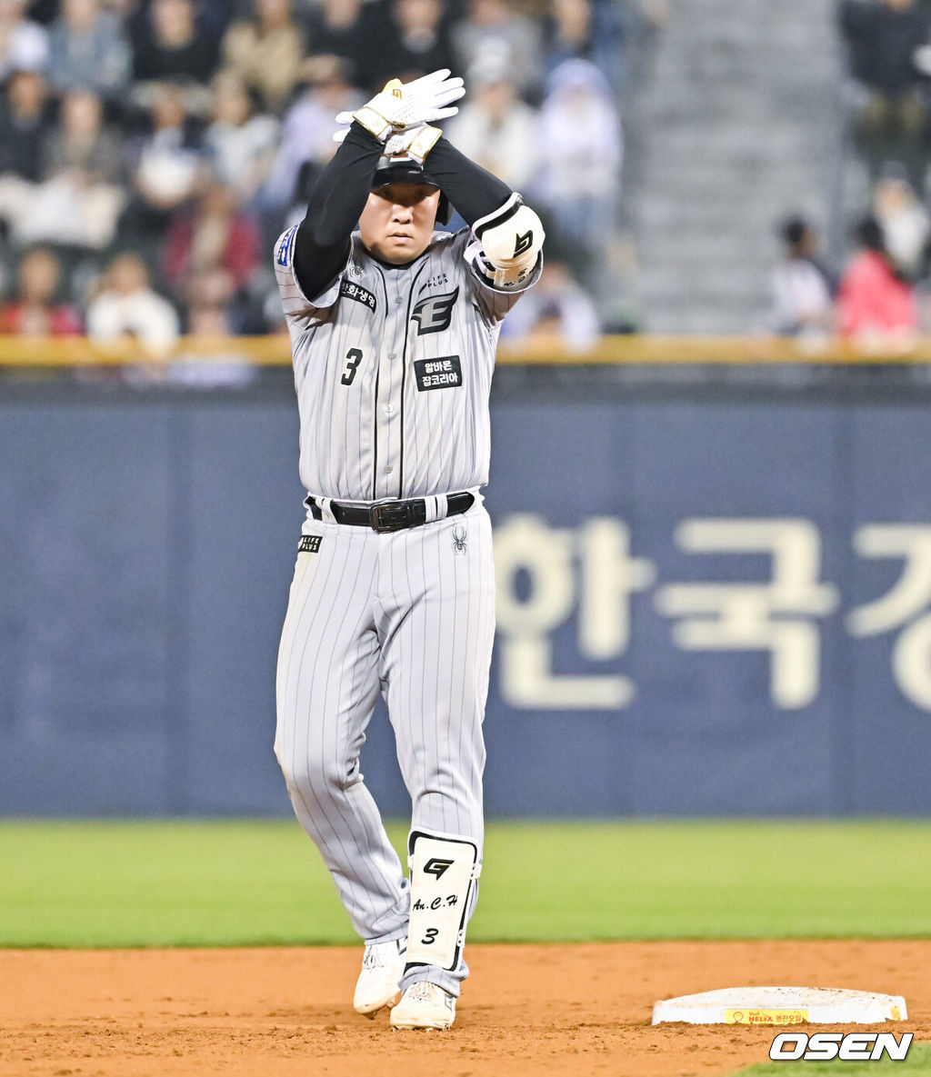 11일 오후 서울 잠실구장에서 열린 ‘2024 신한 SOL BANK KBO리그’ 두산 베어스와 한화 이글스의 경기가 진행됐다.이날 두산은 브랜든을, 한화는 류현진을 선발투수로 내세웠다. 4회초 무사 1루 한화 안치홍이 1타점 적시 2루타를 날리고 세리머니를 하고 있다.   2024.04.11 / soul1014@osen.co.kr