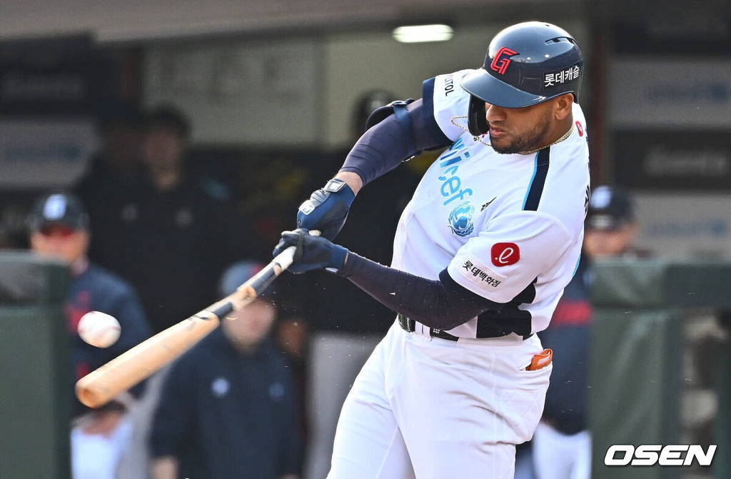 6일 부산 사직구장에서 2024 신한 SOL 뱅크 KBO 리그 롯데 자이언츠와 두산 베어스의 경기가 열렸다. 전날 1점차로 아쉬운 패배를 기록한 롯데는 안경 에이스 박세웅을 선발로 내세워 설욕전을 펼치며 연패를 끊은 두산은 곽빈을 선발로 내세워 연승을 노린다.롯데 자이언츠 레이예스가 3회말 2사 2,3루 중견수 앞 2타점 안타를 치고 있다. 2024.04.06 / foto0307@osen.co.kr