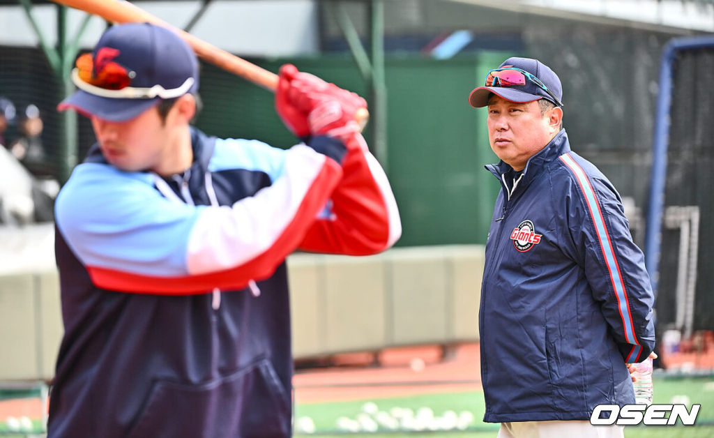 11일 부산 사직구장에서 2024 신한 SOL 뱅크 KBO 리그 롯데 자이언츠와 두산 베어스의 시범경기가 열렸다. 롯데 자이언츠 김태형 감독이 이학주의 타격 훈련을 지켜보고 있다. 2024.03.11 / foto0307@osen.co.kr