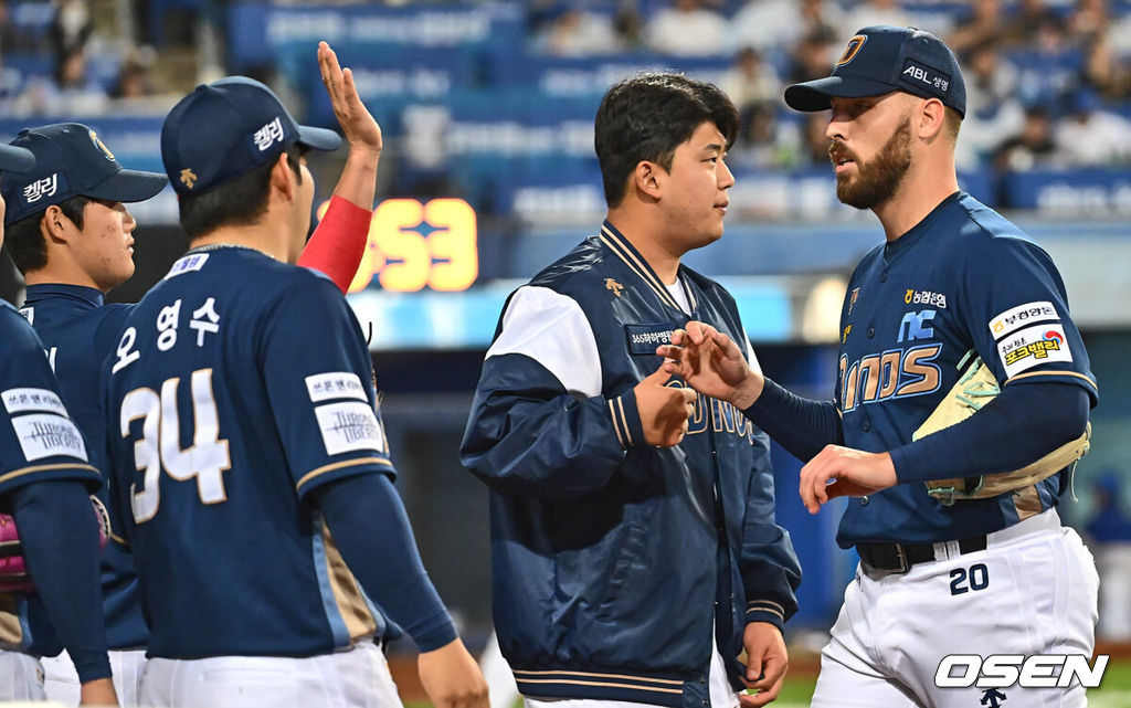 12일 대구 삼성라이온즈파크에서 2024 신한 SOL 뱅크 KBO 리그 삼성 라이온즈와 NC 다이노스의 경기가 열렸다. 롯데전 3연승을 쓸어 담은 삼성은 연승 분위기를 이어 갈 선발로 이승민을, 전날 권희동의 연장 10회 끝내기로 위닝 시리즈를 이룬 NC는 2승을 기록중인 카스타노를 선발로 내세웠다.NC 다이노스 카스타노가 5회말 2사 삼성 라이온즈 김헌곤을 우익수 플라이로 잡고 더그아웃으로 들어오며 하이파이브를 하고 있다. 2024.04.12 / foto0307@osen.co.kr