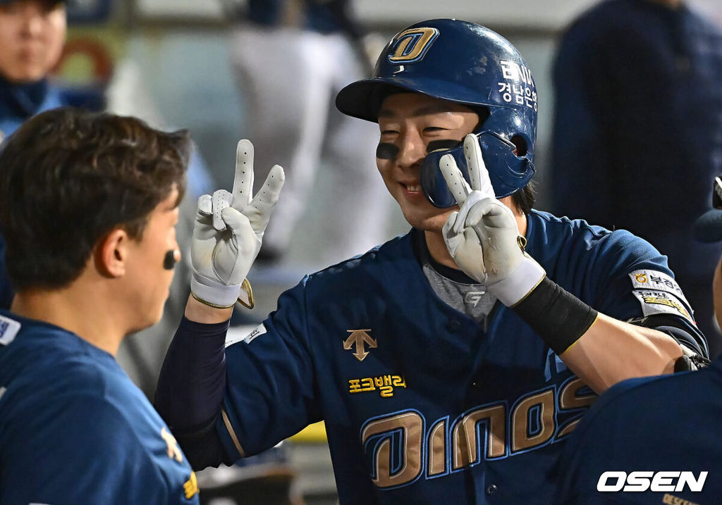 12일 대구 삼성라이온즈파크에서 2024 신한 SOL 뱅크 KBO 리그 삼성 라이온즈와 NC 다이노스의 경기가 열렸다. 롯데전 3연승을 쓸어 담은 삼성은 연승 분위기를 이어 갈 선발로 이승민을, 전날 권희동의 연장 10회 끝내기로 위닝 시리즈를 이룬 NC는 2승을 기록중인 카스타노를 선발로 내세웠다.NC 다이노스 박건우가 5회초 무사 중월 솔로 홈런을 치고 기념촬영을 하고 있다. 2024.04.12 / foto0307@osen.co.kr