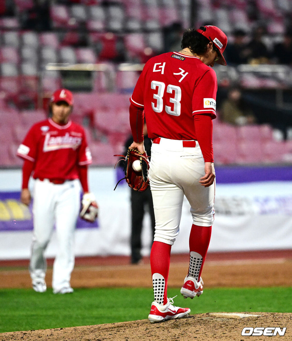 12일 오후 수원KT위즈파크에서 ‘2024 신한 SOL Bank KBO리그’ KT 위즈와 SSG 랜더스의 경기가 열렸다.이날 KT는 웨스 벤자민, SSG는 로버트 더거를 선발로 내세웠다.2회말 무사 1,3루에서 SSG 더거가 KT 김상수에 역전 스리런포를 허용하며 아쉬워하고 있다. 2024.04.12 /jpnews@osen.co.kr