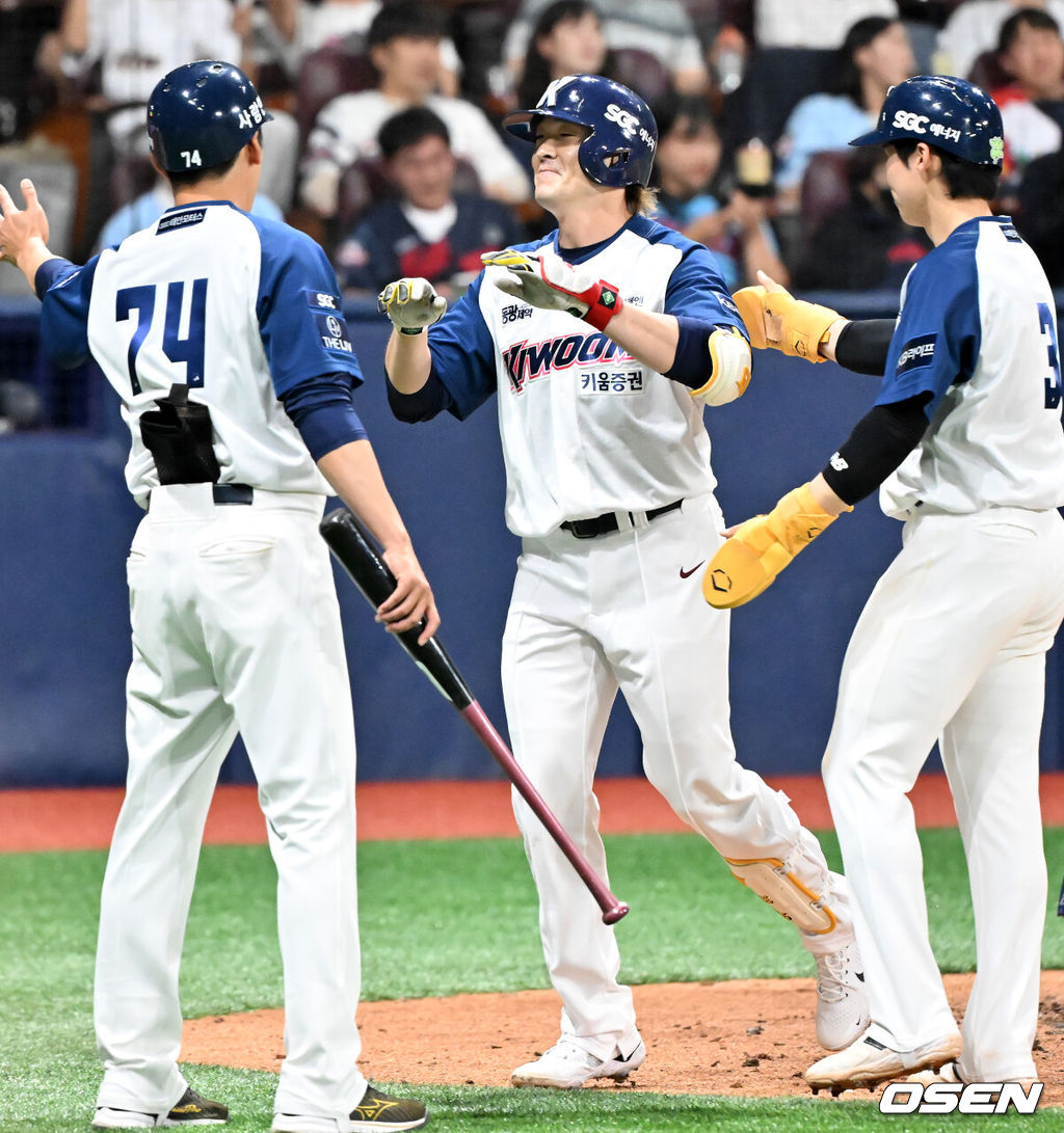 13일 오후 서울 고척스카이돔에서 ‘2024 신한 SOL BANK KBO리그’ 키움 히어로즈와 롯데 자이언츠의 경기가 진행됐다.이날 키움은 김선기를, 롯데는 찰리 반즈를 선발투수로 내세웠다.7회말 2사 주자 1,2루 키움 이형종이 좌월 스리런 홈런을 때린 후 홈을 밟고 있다. 2024.04.13 / rumi@osen.co.kr