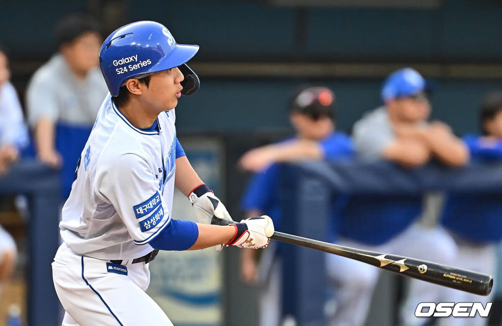 13일 대구 삼성라이온즈파크에서 2024 신한 SOL 뱅크 KBO 리그 삼성 라이온즈와 NC 다이노스의 경기가 열렸다. 삼성은 지난해 10월 왼쪽 어깨 관절와순 수술을 받은 내야수 이재현을 1군에 복귀 시켰으며 선발로 이호성이 출전하고, NC는 3승에 도전하는 하트를 선발로 내고 삼성전 위닝 시리즈를 노린다. 삼성 라이온즈 이재현이 4회말 1사 3루 동점 1타점 우중간 안타를 치고 있다. 2024.04.13 / foto0307@osen.co.kr