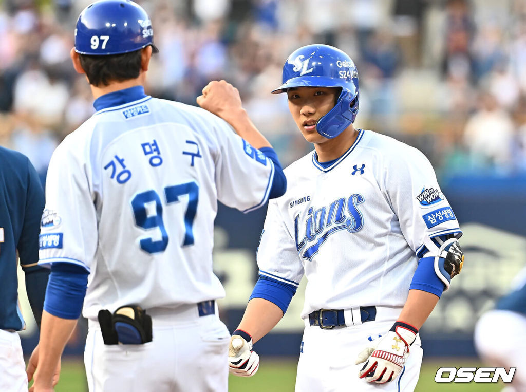 13일 대구 삼성라이온즈파크에서 2024 신한 SOL 뱅크 KBO 리그 삼성 라이온즈와 NC 다이노스의 경기가 열렸다. 삼성은 지난해 10월 왼쪽 어깨 관절와순 수술을 받은 내야수 이재현을 1군에 복귀 시켰으며 선발로 이호성이 출전하고, NC는 3승에 도전하는 하트를 선발로 내고 삼성전 위닝 시리즈를 노린다. 삼성 라이온즈 이재현이 4회말 1사 3루 동점 1타점 우중간 안타를 치고 하이파이브를 하고 있다. 2024.04.13 / foto0307@osen.co.kr