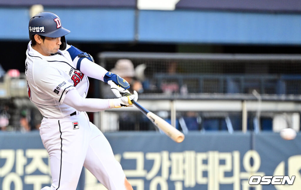 13일 오후 서울 잠실구장에서 ‘2024 신한 SOL BANK KBO리그’ 두산 베어스와 LG 트윈스의 경기가 열렸다. 이날 두산은 이영하를 LG는 최원태를 선발투수로 이름을 올렸다.3회말 2사 1,2루 두산 강승호가 적시타를 날리고 있다. 2024.04.13 /cej@osen.co.kr