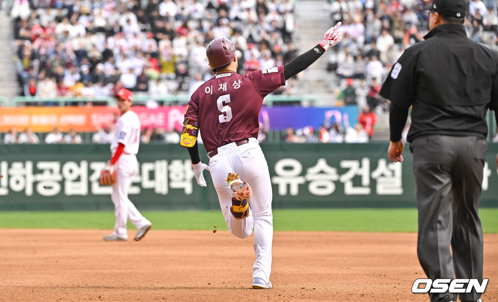 10일 오후 인천 문학동 SSG랜더스필드에서 ‘2024 신한 SOL BANK KBO리그’ SSG 랜더스와 키움 히어로즈의 경기가 진행됐다.이날 SSG는 김광현을, 키움은 후라도를 선발투수로 내세웠다. 5회초 2사 1루 키움 이재상이 2점 홈런을 날리고 베이스를 돌고 있다   2024.04.10 / soul1014@osen.co.kr