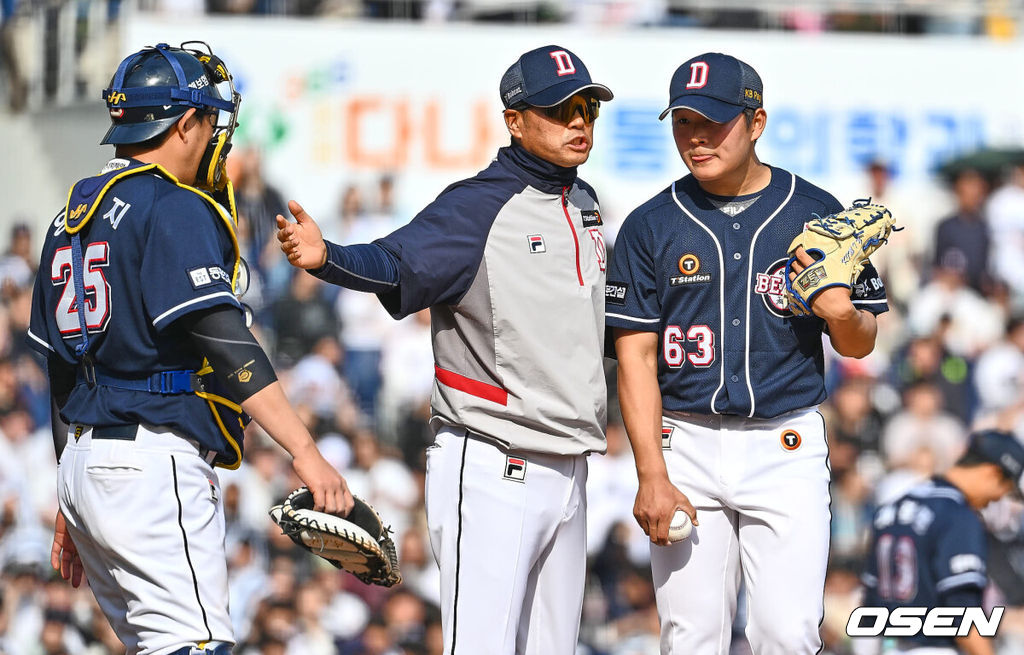 23일 창원 NC파크에서 2024 신한 SOL 뱅크 KBO 리그 NC 다이노스와 두산 베어스의 개막 경기가 열렸다. 두산 베어스 조웅천 코치가 김택연과 얘기하고 있다. 2024.03.23 / foto0307@osen.co.kr