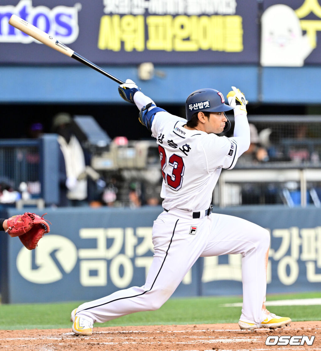 13일 오후 서울 잠실구장에서 ‘2024 신한 SOL BANK KBO리그’ 두산 베어스와 LG 트윈스의 경기가 열렸다. 이날 두산은 이영하를 LG는 최원태를 선발투수로 이름을 올렸다.3회말 2사 1,2루 두산 강승호가 적시타를 날리고 있다. 2024.04.13 /cej@osen.co.kr 