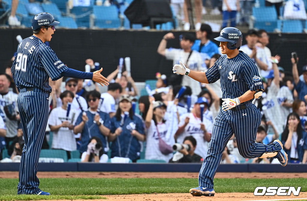 14일 대구 삼성라이온즈파크에서 2024 신한 SOL 뱅크 KBO 리그 삼성 라이온즈와 NC 다이노스의 경기가 열렸다. 홈 첫승과 연패 탈출을 노리는 삼성은 에이스 원태인을 선발로, 삼성전 2승을 기록한 NC는 스윕승을 위해 이재학을 선발로 내세웠다. 삼성 라이온즈 이성규가 6회말 1사 좌월 솔로 홈런을 치고 하이파이브를 하고 있다. 2024.04.14 / foto0307@osen.co.kr