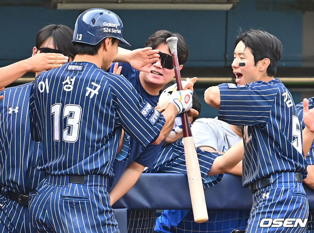 14일 대구 삼성라이온즈파크에서 2024 신한 SOL 뱅크 KBO 리그 삼성 라이온즈와 NC 다이노스의 경기가 열렸다. 홈 첫승과 연패 탈출을 노리는 삼성은 에이스 원태인을 선발로, 삼성전 2승을 기록한 NC는 스윕승을 위해 이재학을 선발로 내세웠다. 삼성 라이온즈 이성규가 6회말 1사 좌월 솔로 홈런을 치고 동료들과 하이파이브를 하고 있다. 2024.04.14 / foto0307@osen.co.kr