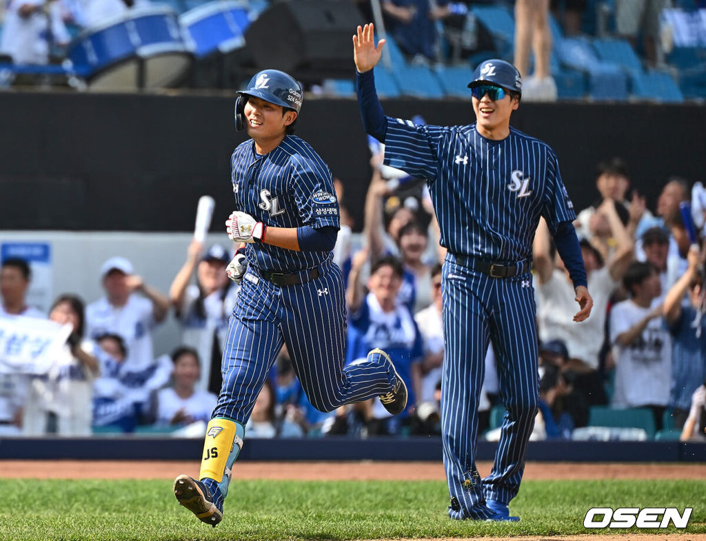 14일 대구 삼성라이온즈파크에서 2024 신한 SOL 뱅크 KBO 리그 삼성 라이온즈와 NC 다이노스의 경기가 열렸다. 홈 첫승과 연패 탈출을 노리는 삼성은 에이스 원태인을 선발로, 삼성전 2승을 기록한 NC는 스윕승을 위해 이재학을 선발로 내세웠다. 삼성 라이온즈 김재상이 4회말 1사 1루 좌월 2점 홈런을 치고 하이파이브를 하고 있다. 2024.04.14 / foto0307@osen.co.kr