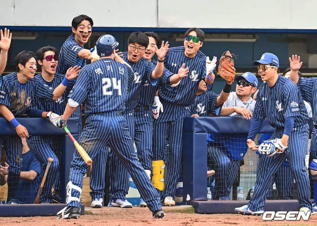 14일 대구 삼성라이온즈파크에서 2024 신한 SOL 뱅크 KBO 리그 삼성 라이온즈와 NC 다이노스의 경기가 열렸다. 홈 첫승과 연패 탈출을 노리는 삼성은 에이스 원태인을 선발로, 삼성전 2승을 기록한 NC는 스윕승을 위해 이재학을 선발로 내세웠다. 삼성 라이온즈 맥키넌이 7회말 2사 2루 중월 2점 홈런을 치고 하이파이브를 하고 있다. 2024.04.14 / foto0307@osen.co.kr