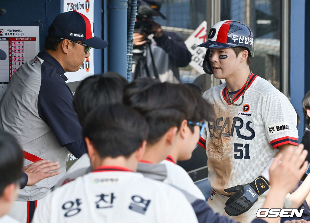 14일 오후 서울 잠실구장에서 ‘2024 신한 SOL BANK KBO리그’ 두산 베어스와 LG 트윈스의 경기가 열렸다. 이날 두산은 김동주를 LG는 손주영을 선발투수로 이름을 올렸다.3회말 1사 만루 두산 박준영의 역전 희생타에 조수행이 득점을 올리며 이승엽 감독의 축하를 받고 있다. 2024.04.14 /cej@osen.co.kr