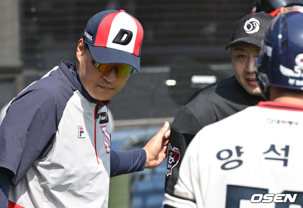 14일 오후 서울 잠실구장에서 ‘2024 신한 SOL BANK KBO리그’ 두산 베어스와 LG 트윈스의 경기가 열렸다. 이날 두산은 김동주를 LG는 손주영을 선발투수로 이름을 올렸다.2회초 1사 2루 두산 양의지가 스트라이크 낫아웃 상황에서 포일로 출루, 이때 조수행이 홈까지 내달렸으나 볼데드 상황으로 한 베이스 진루만 인정됐다. 두산 이승엽 감독이 구심에게 설명을 듣고 있다. 2024.04.14 /cej@osen.co.kr 