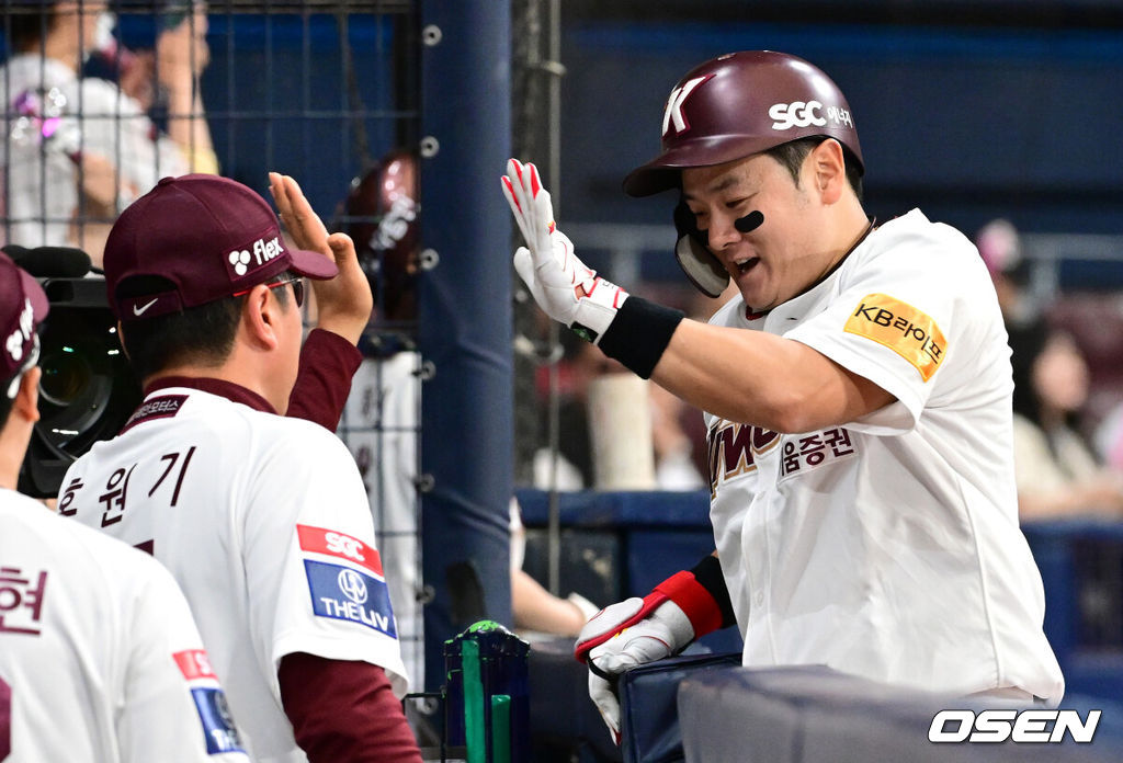 14일 오후 서울 고척스카이돔에서 ‘2024 신한 SOL Bank KBO리그’ 키움 히어로즈와 롯데 자이언츠의 경기가 열렸다.이날 홈팀 키움은 선발투수로 손현기, 방문팀 롯데는 나균안을 내세웠다.3회말 무사 선두타자로 나선 키움 최주환이 달아나는 우월 솔로포를 날리고 홈을 밟은 뒤 홍원기 감독과 기뻐하고 있다. 2024.04.14 / dreamer@osen.co.kr