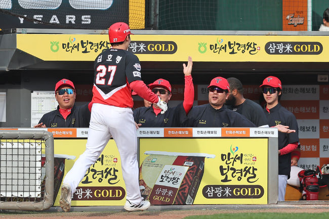 KIA 김호령이 14일 대전 한화전에서 9회 솔로 홈런을 친 뒤 덕아웃의 환영을 받고 있다. /KIA 타이거즈 제공