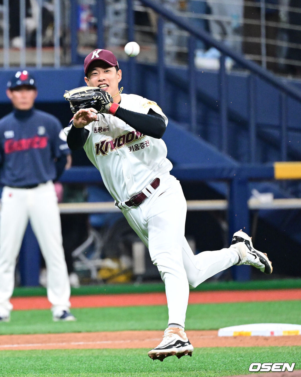 14일 오후 서울 고척스카이돔에서 ‘2024 신한 SOL Bank KBO리그’ 키움 히어로즈와 롯데 자이언츠의 경기가 열렸다.이날 홈팀 키움은 선발투수로 손현기, 방문팀 롯데는 나균안을 내세웠다.3회초 1사 주자없는 상황 롯데 윤동희를 내야 땅볼 때 키움 3루수 송성문이 타구를 잡아 1루로 송구하고 있다. 2024.04.14 / dreamer@osen.co.kr