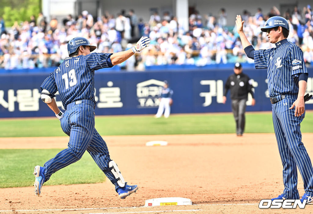 14일 대구 삼성라이온즈파크에서 2024 신한 SOL 뱅크 KBO 리그 삼성 라이온즈와 NC 다이노스의 경기가 열렸다. 홈 첫승과 연패 탈출을 노리는 삼성은 에이스 원태인을 선발로, 삼성전 2승을 기록한 NC는 스윕승을 위해 이재학을 선발로 내세웠다. 삼성 라이온즈 이성규가 6회말 1사 좌월 솔로 홈런을 치고 하이파이브를 하고 있다. 2024.04.14 / foto0307@osen.co.kr