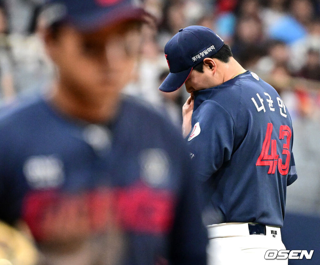 14일 오후 서울 고척스카이돔에서 ‘2024 신한 SOL Bank KBO리그’ 키움 히어로즈와 롯데 자이언츠의 경기가 열렸다.이날 홈팀 키움은 선발투수로 손현기, 방문팀 롯데는 나균안을 내세웠다.3회말 2사 3루 상황 키움 김재현에게 달아나는 1타점 적시타를 내준 롯데 선발 나균안이 땀을 닦고 있다. 2024.04.14 / dreamer@osen.co.kr