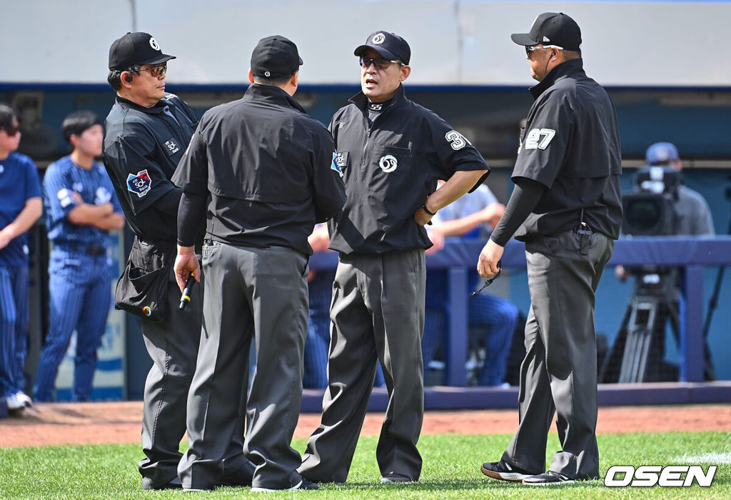 14일 대구 삼성라이온즈파크에서 2024 신한 SOL 뱅크 KBO 리그 삼성 라이온즈와 NC 다이노스의 경기가 열렸다. 홈 첫승과 연패 탈출을 노리는 삼성은 에이스 원태인을 선발로, 삼성전 2승을 기록한 NC는 스윕승을 위해 이재학을 선발로 내세웠다. 4심이 모여 3회말 2사 2루 삼성 라이온즈 이재현 타석때 스트라이크인 ABS와 다른 볼 판정에 대한 NC 다이노스 강인권 감독의 어필에 대해 합의를 하고 있다. 2024.04.14 / 