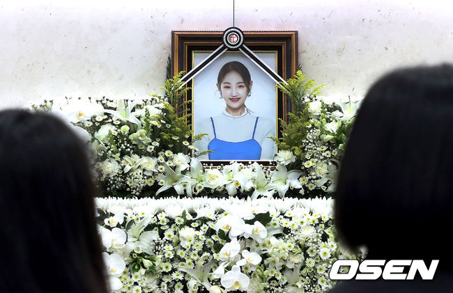 [OSEN=사진팀] 세상을 떠난 가수 故 박보람의 빈소가 15일 서울 송파구 서울아산병원 장례식장에 마련됐다.<br /><br />박보람은 지난 11일 오후 9시 55분께 경기 남양주시 소재 지인의 집에서 함께 술을 마시다 화장실에서 쓰러진 채 발견됐다. 이후 병원으로 이송됐지만, 같은 날 오후 11시 15분께 사망했다. 향년 30세. 소속사는 "박보람이 갑작스럽게 우리의 곁을 떠났다. 너무나도 큰 슬픔 속에 고인을 깊이 애도하고 있다"라고 입장을 밝혔다.<br /><br />박보람은 2010년 방송된 엠넷 서바이벌 프로그램 '슈퍼스타 K2'에 출연하며 얼굴을 알렸다. 이후 4년간의 연습생 기간을 거친 그는 2014년 '예뻐졌다'를 발매하며 가요계에 정식 데뷔했다. 이후로도 '연예할래', '예쁜 사람', '미안해요', '말려줘', '싶으니까', '혜화동' 등 다양한 곡들을 발매하며 활동을 펼쳤다. <br /><br />장례식장에 마련된 故 박보람의 영정사진. 2024.04.15 / photo@osen.co.kr<br /><br /><사진=사진공동취재단>