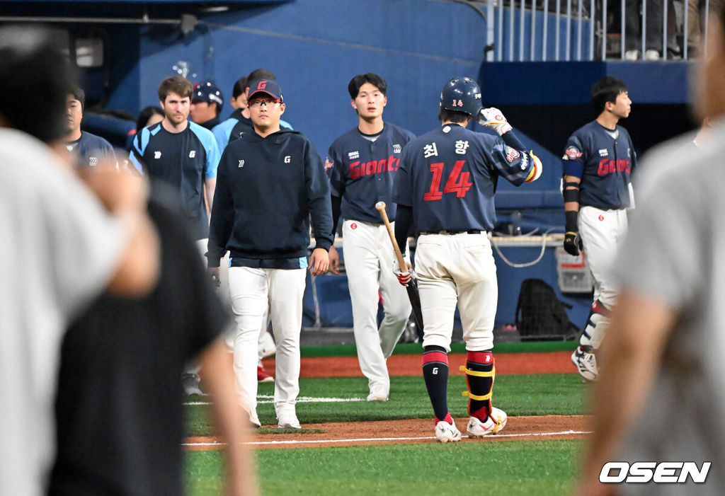 13일 오후 서울 고척스카이돔에서 ‘2024 신한 SOL BANK KBO리그’ 키움 히어로즈와 롯데 자이언츠의 경기가 진행됐다. 롯데는 5연패를 당했다. 경기를 마치고 롯데 선수들이 아쉬워하고 있다. 2024.04.13 / rumi@osen.co.kr