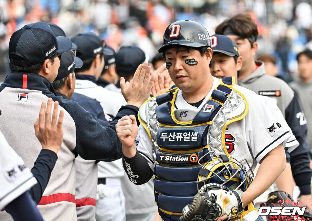 프로야구 두산 베어스가 한화 이글스에서 연이틀 짜릿한 역전승을 거뒀다. 1회부터 한화 우완 영건 문동주 상대로 대거 5점을 뽑아냈다. 두산 베어스는 10일 서울 잠실구장에서 열린 2024 신한 SOL뱅크 KBO리그 한화 이글스와의 시즌 2차전에서 7-4로 승리했다. 경기 종료 후 두산 양의지가 하이파이브를 하고 있다. 2024.04.10 /cej@osen.co.kr 