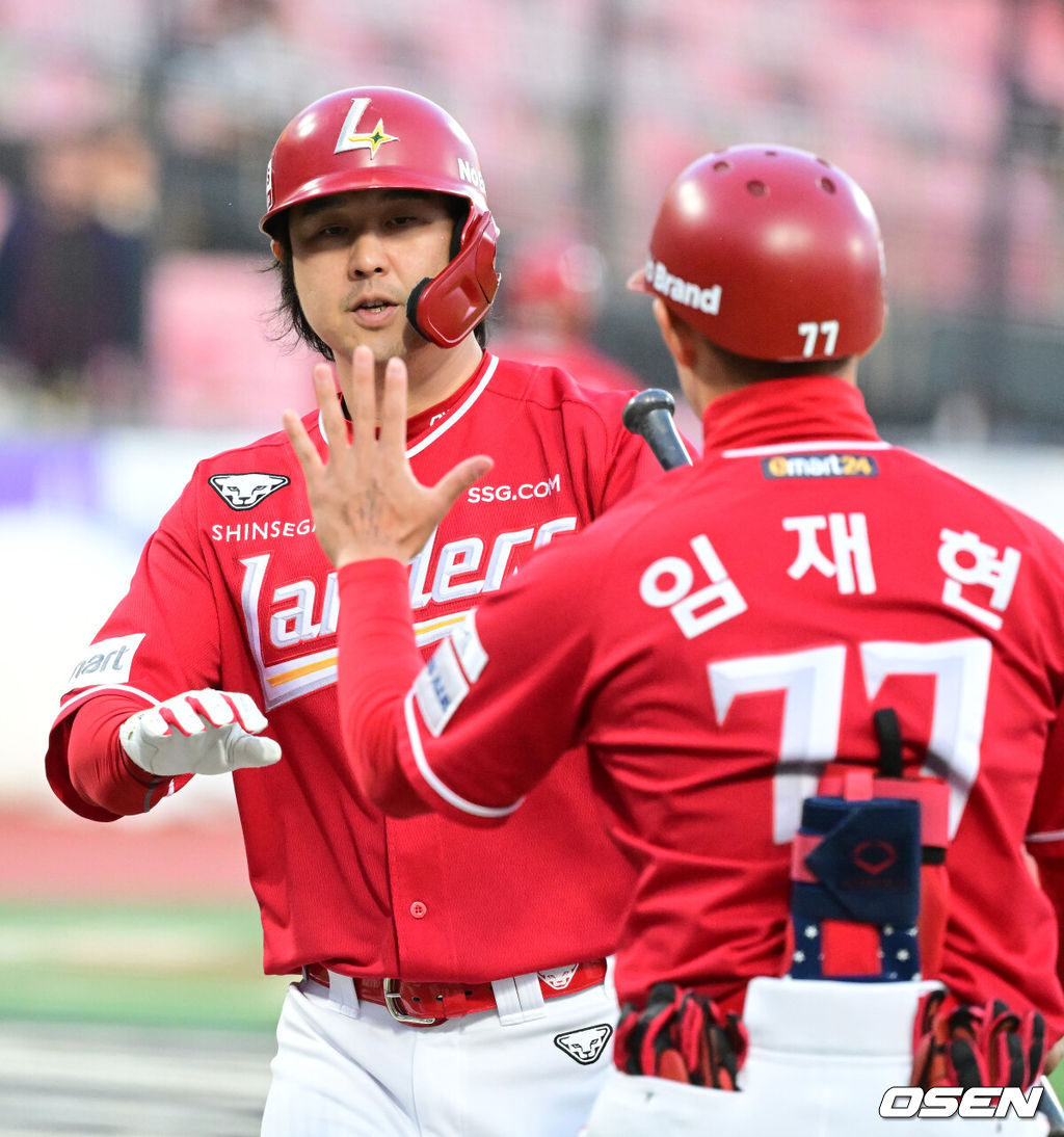 12일 오후 수원KT위즈파크에서 ‘2024 신한 SOL Bank KBO리그’ KT 위즈와 SSG 랜더스의 경기가 열렸다.이날 KT는 웨스 벤자민, SSG는 로버트 더거를 선발로 내세웠다.1회초 2사에서 SSG 최정이 선제 중월 솔로포를 날리며 임재현 코치와 기뻐하고 있다. 2024.04.12 /jpnews@osen.co.kr