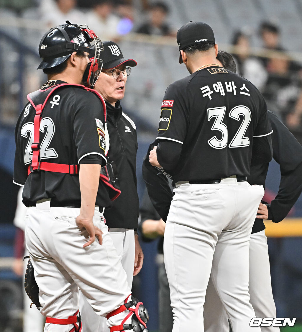 16일 오후 서울 고척스카이돔에서 ‘2024 신한 SOL BANK KBO리그’ 키움 히어로즈와 KT 위즈의 경기가 진행됐다.이날 키움은 후라도를 KT는 쿠에바스를 선발투수로 내세웠다.3회말 KT 이강철 감독이 마운드에 올라 쿠에바스와 이야기 나누고 있다.   2024.04.16 / soul1014@osen.co.kr