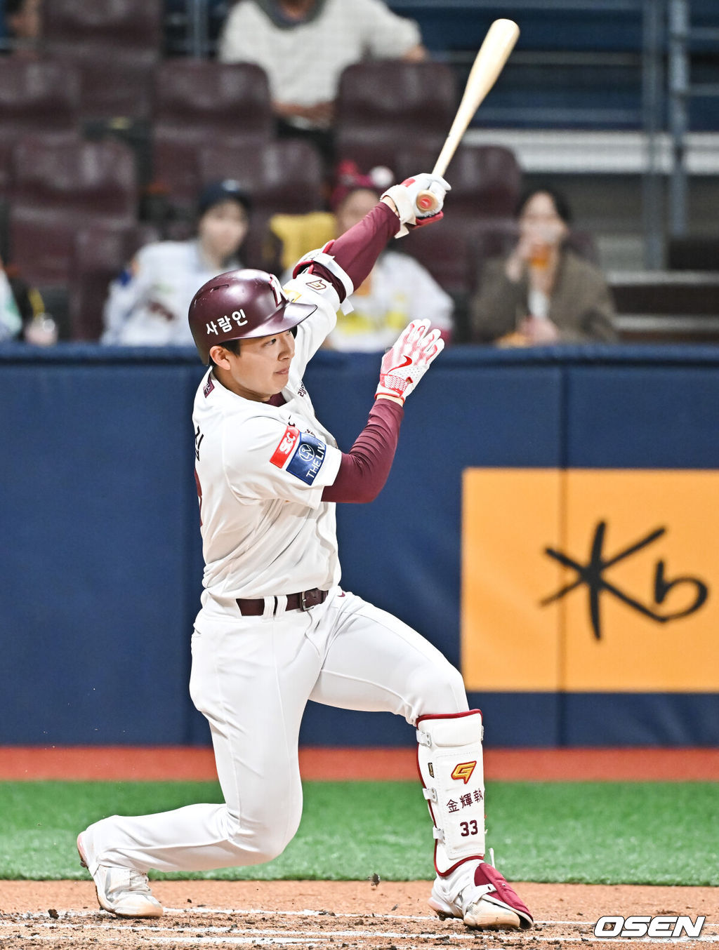 16일 오후 서울 고척스카이돔에서 ‘2024 신한 SOL BANK KBO리그’ 키움 히어로즈와 KT 위즈의 경기가 진행됐다.이날 키움은 후라도를 KT는 쿠에바스를 선발투수로 내세웠다.2회말 2사 1루 키움 김휘집이 선취 1타점 적시 2루타를 날리고 있다. 2024.04.16 / soul1014@osen.co.kr