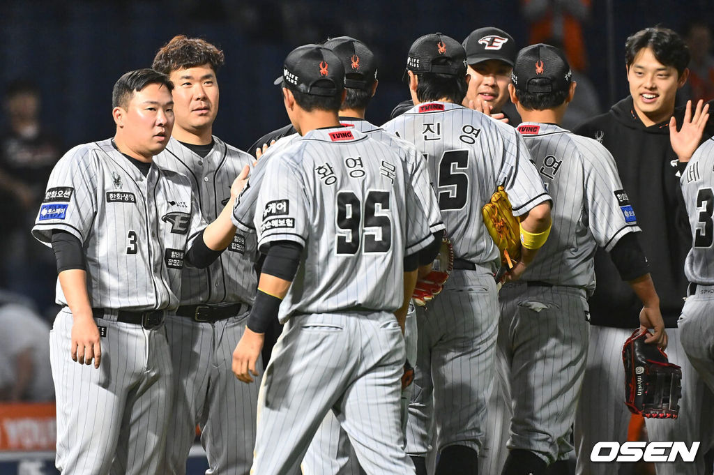 16일 창원 NC파크에서 2024 신한 SOL 뱅크 KBO 리그 NC 다이노스와 한화 이글스의 경기가 열렸다. 심판 볼판정 미스의 영향으로 삼성에 대패 당한 NC는 김시훈을 선발로 출전 시켜 분위기 반전을 노리며 3연패 중인 한화는 문동주를 내세워 연패 탈출을 노린다.  한화 이글스 안치홍과 문동주가 NC 다이노스에 7-3으로 승리한 후 하이파이브를 하고 있다. 2024.04.16 / foto0307@osen.co.kr