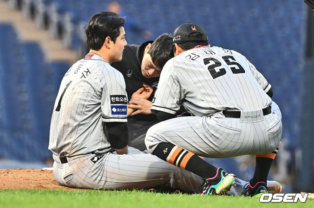 16일 창원 NC파크에서 2024 신한 SOL 뱅크 KBO 리그 NC 다이노스와 한화 이글스의 경기가 열렸다. 심판 볼판정 미스의 영향으로 삼성에 대패 당한 NC는 김시훈을 선발로 출전 시켜 분위기 반전을 노리며 3연패 중인 한화는 문동주를 내세워 연패 탈출을 노린다.  한화 이글스 문동주가 1회말 NC 다이노스 손아섭의 타구를 수비하던 김태연과 부딪힌 뒤 고통을 호소하고 있다. 2024.04.16 / foto0307@osen.co.kr