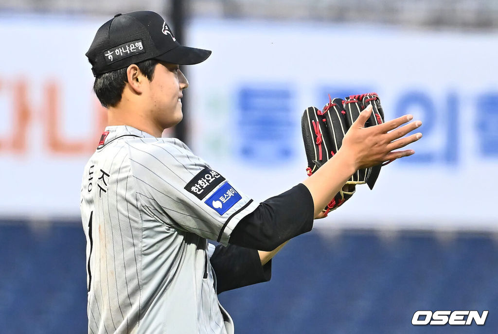 16일 창원 NC파크에서 2024 신한 SOL 뱅크 KBO 리그 NC 다이노스와 한화 이글스의 경기가 열렸다. 심판 볼판정 미스의 영향으로 삼성에 대패 당한 NC는 김시훈을 선발로 출전 시켜 분위기 반전을 노리며 3연패 중인 한화는 문동주를 내세워 연패 탈출을 노린다.  한화 이글스 문동주가 1회말 NC 다이노스 손아섭의 타구를 수비하던 김태연과 부딪힌 후 괜찮다는 사인을 보내고 있다. 2024.04.16 / foto0307@osen.co.kr