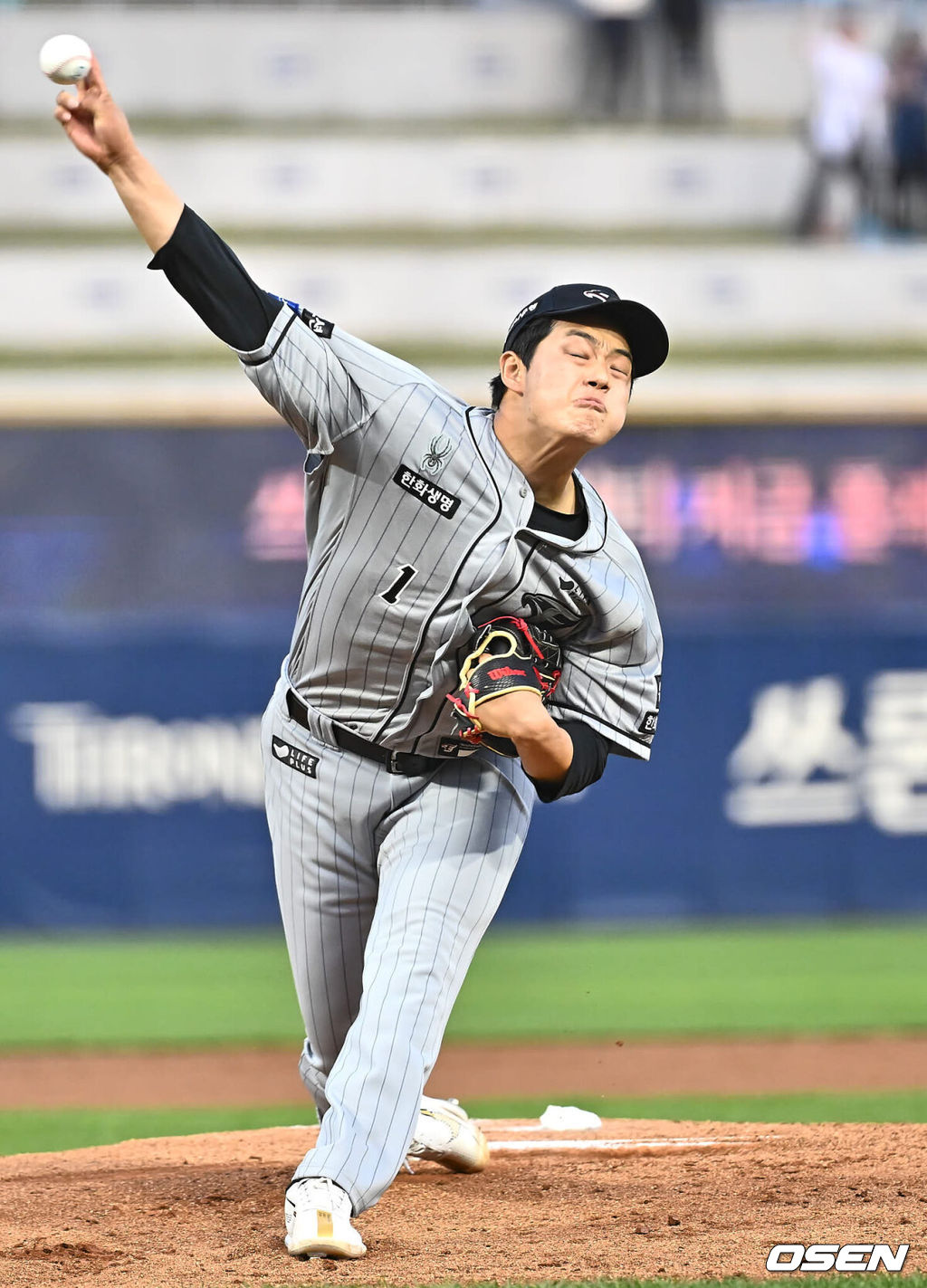 16일 창원 NC파크에서 2024 신한 SOL 뱅크 KBO 리그 NC 다이노스와 한화 이글스의 경기가 열렸다. 심판 볼판정 미스의 영향으로 삼성에 대패 당한 NC는 김시훈을 선발로 출전 시켜 분위기 반전을 노리며 3연패 중인 한화는 문동주를 내세워 연패 탈출을 노린다.  한화 이글스 선발투수 문동주가 역투하고 있다. 2024.04.16 / foto0307@osen.co.kr