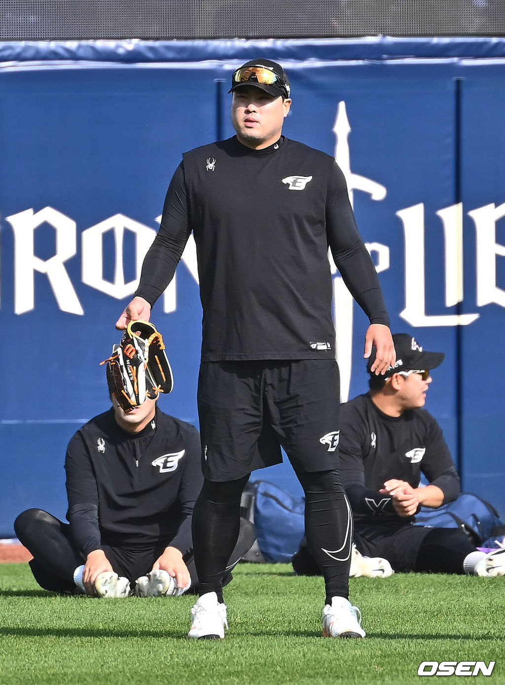 16일 창원 NC파크에서 2024 신한 SOL 뱅크 KBO 리그 NC 다이노스와 한화 이글스의 경기가 열렸다. 심판 볼판정 미스의 영향으로 삼성에 대패 당한 NC는 김시훈을 선발로 출전 시켜 분위기 반전을 노리며 3연패 중인 한화는 문동주를 내세워 연패 탈출을 노린다.  한화 이글스 류현진이 훈련 도중 경기장을 둘러보고 있다. 2024.04.16 / foto0307@osen.co.kr