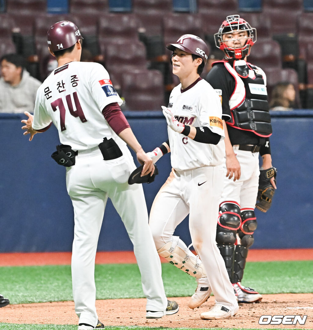 16일 오후 서울 고척스카이돔에서 ‘2024 신한 SOL BANK KBO리그’ 키움 히어로즈와 KT 위즈의 경기가 진행됐다.이날 키움은 후라도를 KT는 쿠에바스를 선발투수로 내세웠다.3회말 1사 1루 키움 김혜성이 재역전 2점 홈런을 날리고 문찬종 1루 코치의 축하를 받고 있다.     2024.04.16 / soul1014@osen.co.kr