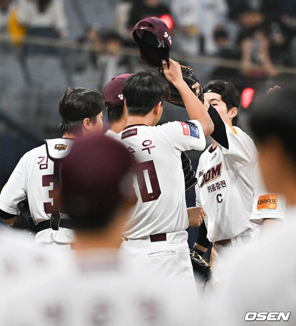 16일 오후 서울 고척스카이돔에서 ‘2024 신한 SOL BANK KBO리그’ 키움 히어로즈와 KT 위즈의 경기가 진행됐다.이날 키움은 후라도를 KT는 쿠에바스를 선발투수로 내세웠다.경기종료 후 데뷔 첫 세이브 달성한 주승우가 김혜성의 축하를 받고 있다.   2024.04.16 / 