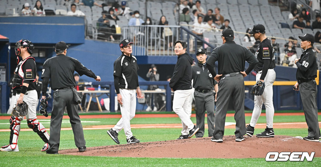 16일 오후 서울 고척스카이돔에서 ‘2024 신한 SOL BANK KBO리그’ 키움 히어로즈와 KT 위즈의 경기가 진행됐다.이날 키움은 후라도를 KT는 쿠에바스를 선발투수로 내세웠다.3회말 KT 이강철 감독이 마운드에 올라 쿠에바스와 이야기 나누고 있다.   2024.04.16 / soul1014@osen.co.kr