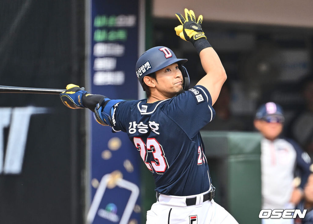 7일 부산 사직구장에서 2024 신한 SOL 뱅크 KBO 리그 롯데 자이언츠와 두산 베어스의 경기가 열렸다. 롯데와 두산의 시즌 첫 3연전 승부는 1-1로 위닝 시리즈를 위한 마지막 승부가 펼쳐졌다.2회초 우월 솔로 홈런을 친 두산 베어스 강승호가 4회초에도 우익수 옆에 떨어지는 2루타를 치고 있다. 2024.04.07 / foto0307@osen.co.kr