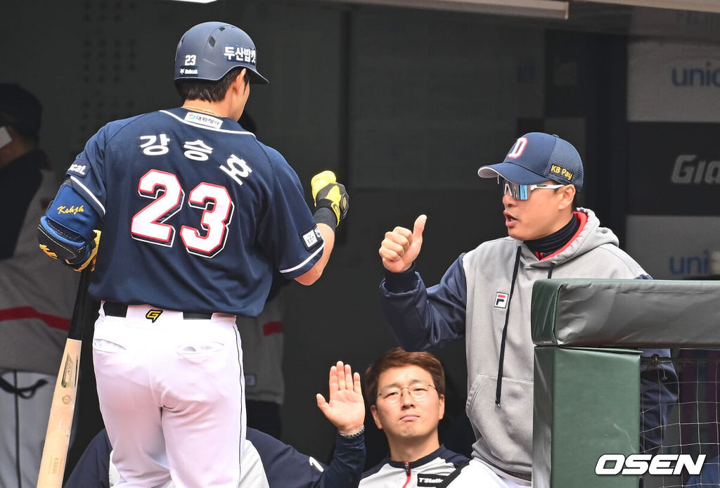 7일 부산 사직구장에서 2024 신한 SOL 뱅크 KBO 리그 롯데 자이언츠와 두산 베어스의 경기가 열렸다. 롯데와 두산의 시즌 첫 3연전 승부는 1-1로 위닝 시리즈를 위한 마지막 승부가 펼쳐졌다.두산 베어스 강승호가 2회초 우월 솔로 홈런을 치고 이승엽 감독의 축하를 받고 있다. 2024.04.07 / foto0307@osen.co.kr