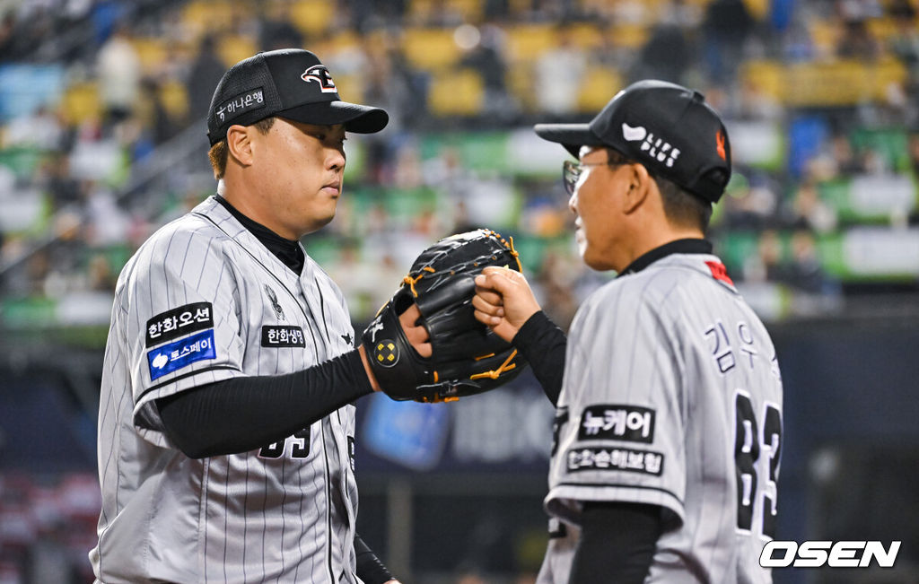 11일 오후 서울 잠실구장에서 열린 ‘2024 신한 SOL BANK KBO리그’ 두산 베어스와 한화 이글스의 경기가 진행됐다.이날 두산은 브랜든을, 한화는 류현진을 선발투수로 내세웠다. 4회말 이닝종료 후 한화 류현진이 마운드를 내려가고 있다.     2024.04.11 / soul1014@osen.co.kr